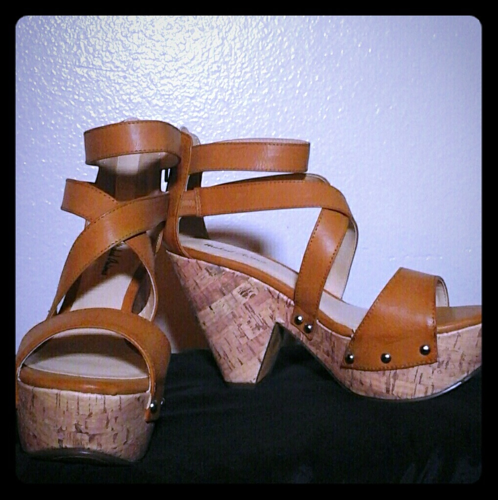 Cross strap wedges